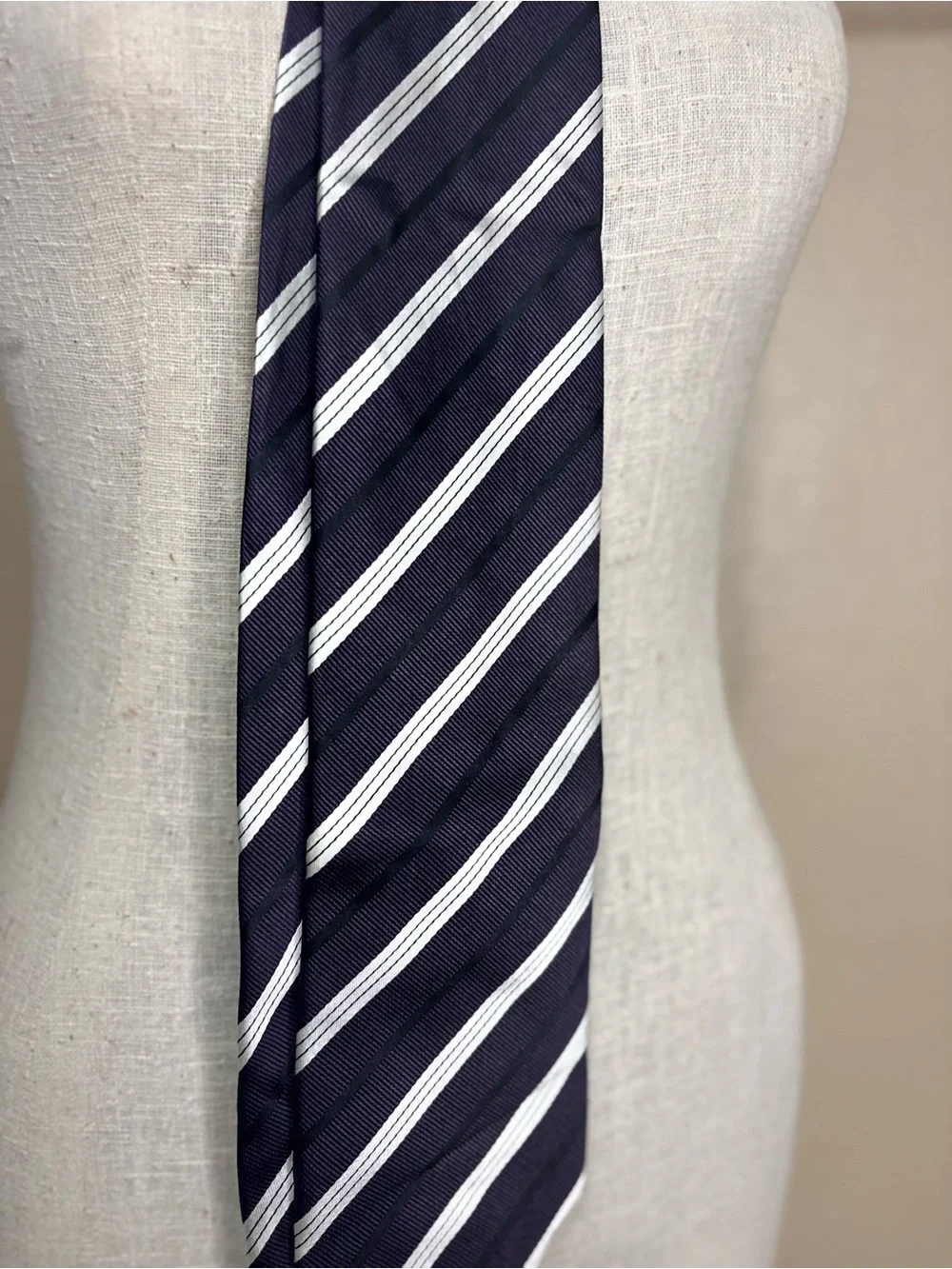 VAN GRAAF Men’s Silk Blend Navy Blue White Striped Tie Gold Crest Business